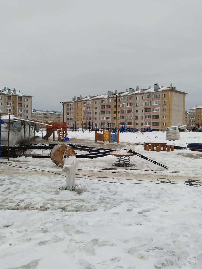 Депутаты оценили ход работ по благоустройству сквера в 11 квартале