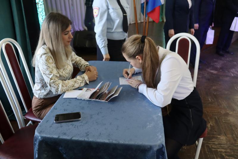 В День космонавтики вручили паспорта 10 котласским подросткам!