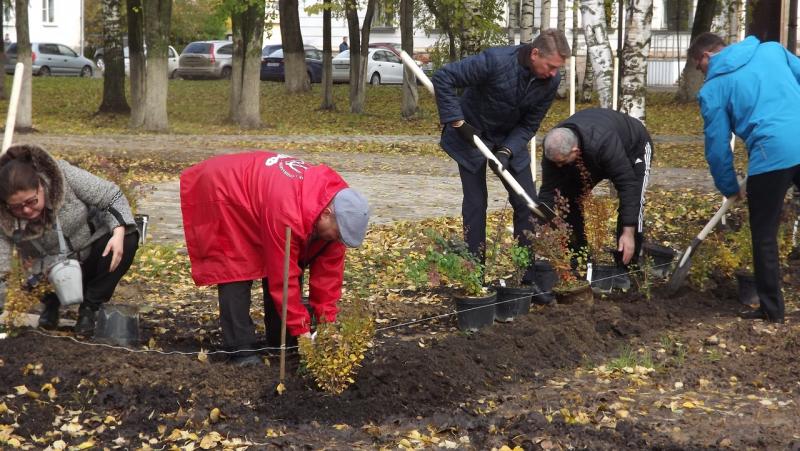 Потрудились в сквере Советов на общее благо горожан