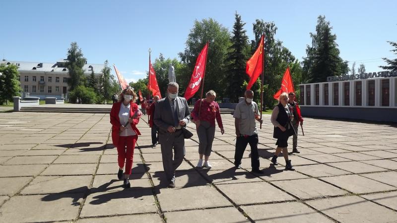 Делегация Собрания депутатов городского округа Котлас возложила цветы к мемориалам города