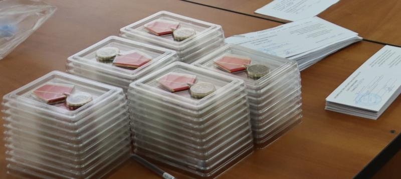  В Котласе продолжается вручение нагрудных знаков «Дети войны»
