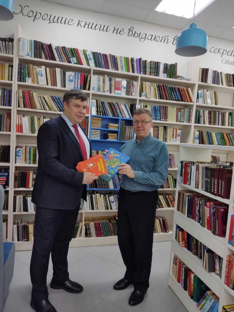 АЛЕКСАНДР ГРЕВЦОВ ПЕРЕДАЛ КНИГИ В БИБЛИОТЕКУ КОТЛАСА
