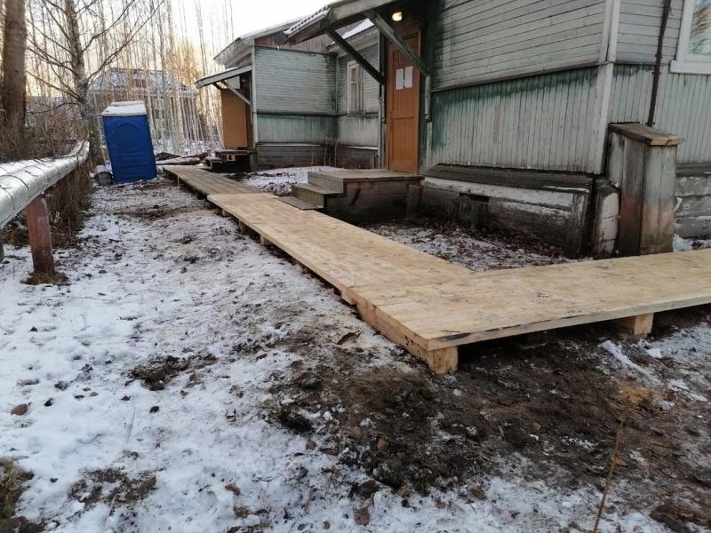 У библиотеки новые мостки