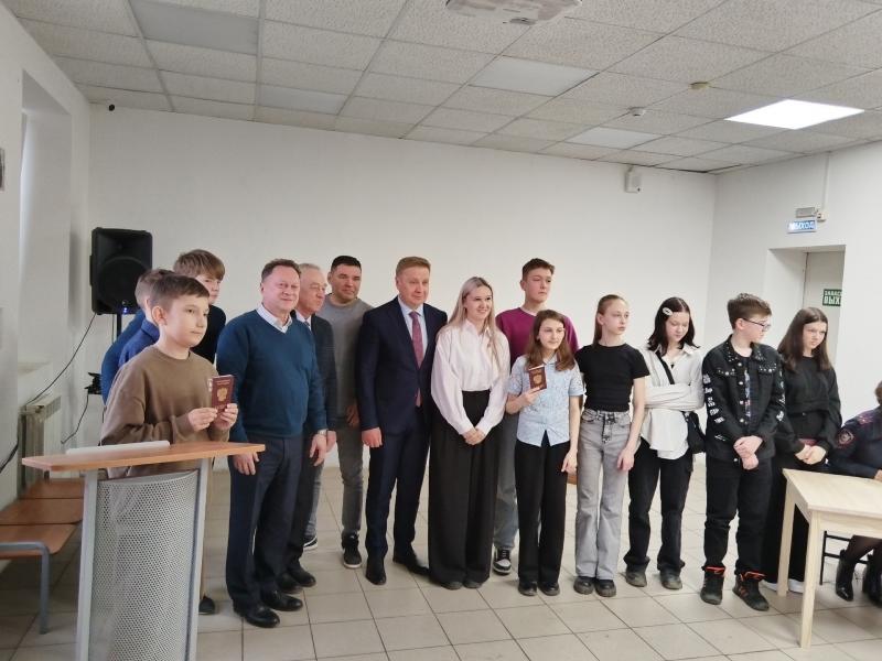 Вручили паспорта в торжественной обстановке