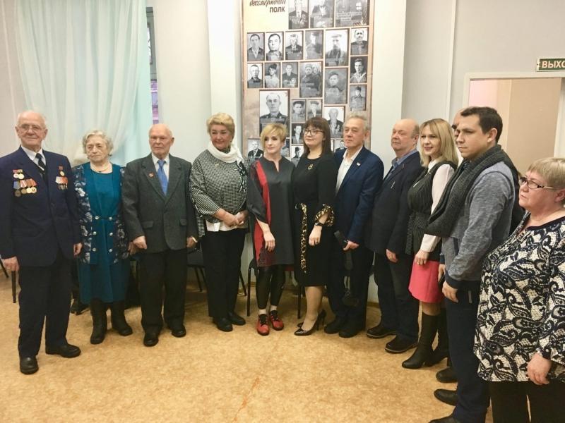 Депутаты Городского Собрания стали одними из первых зрителей новой фотовыставки "Помните нас"
